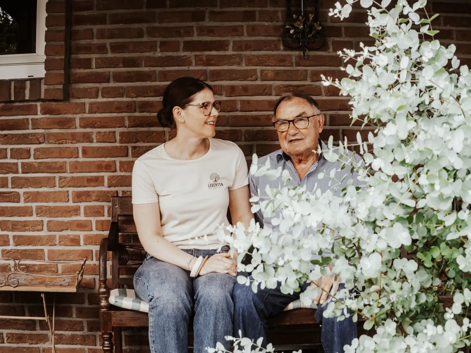 Jessica Leuchten kümmert sich um einen alten Mann